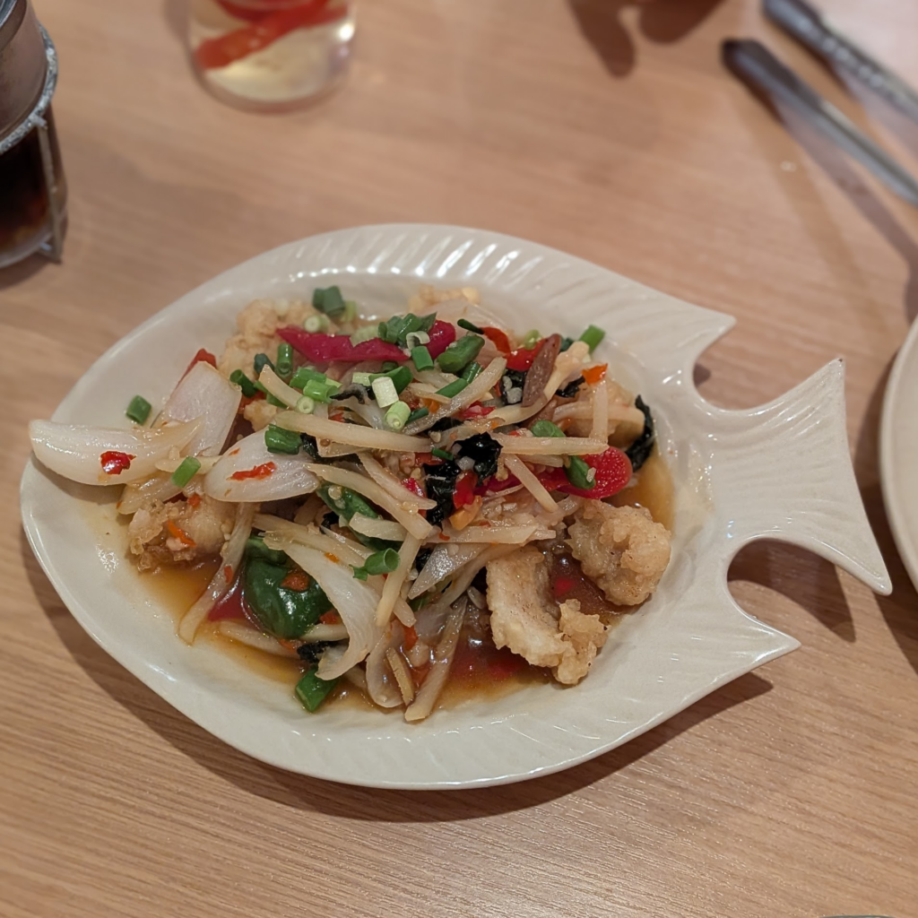 プラーパッヂャー　白身魚揚げのハーブスパイシー炒め