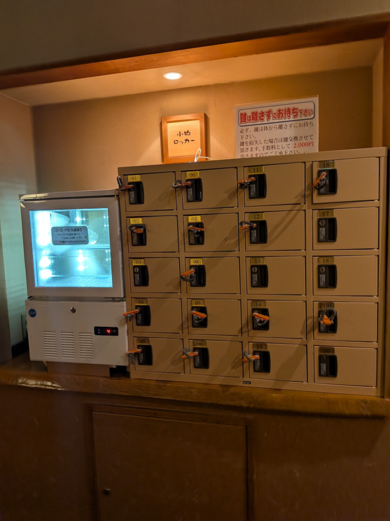 昭島温泉湯楽の里　岩盤浴コーナーのロッカーと冷蔵庫